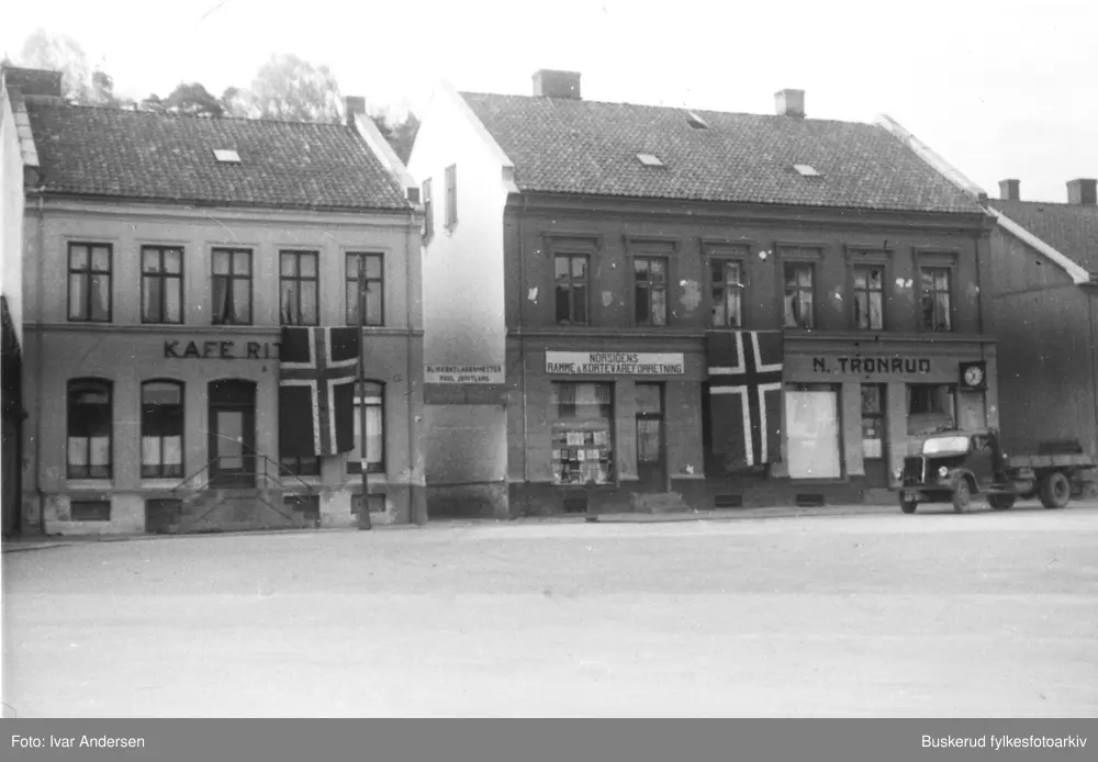 Frigjøringen av Norge, fra Hønefoss. Fra Nordre torg i Hønefoss
