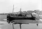 Bilden föreställer bogserbåten UNDINE, byggd 1890 i Jönköping och tillhörig Hernösands Ångsågs AB till 1913.