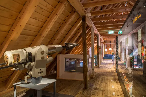 Her ser vi en harpun brukt til hvalfangst som nå er utstilt i utstillingen ressurser til låns