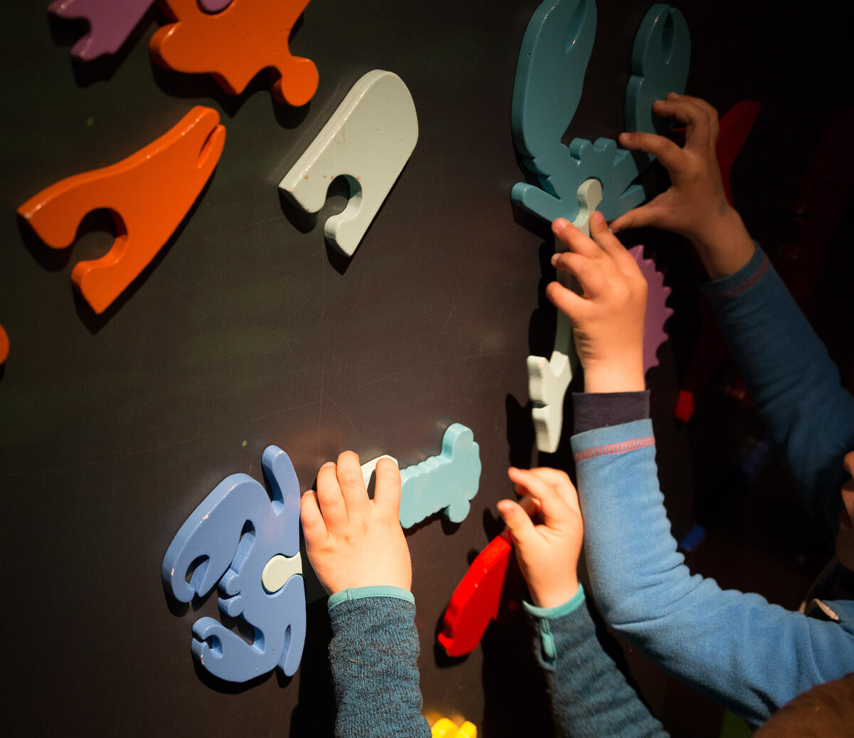 Barnehender setter sammen puslespill deler av ulike sjødyr og lager ved det helt nye arter, du finner det i utstillingen det eventyrlige fisket