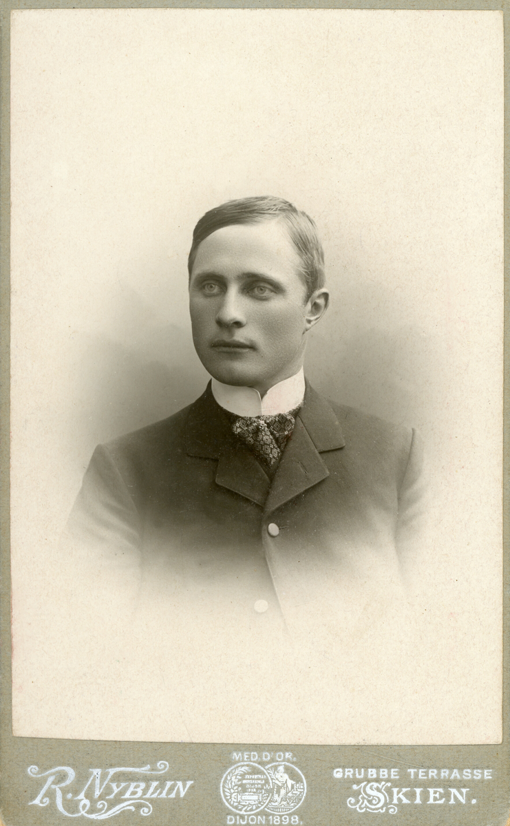 Vistittkortfoto av Halvor H. Borgen Uvdal 25 år