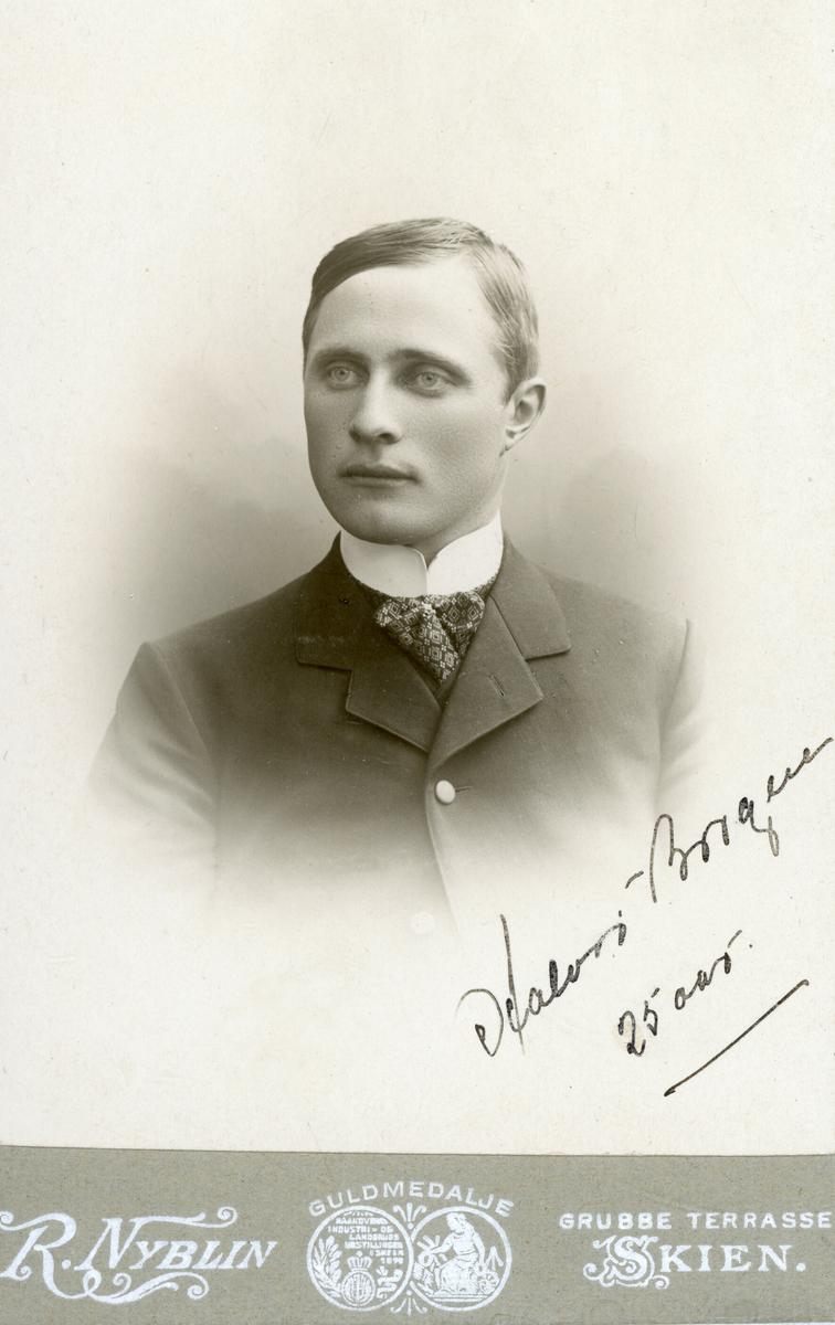 Vistittkortfoto av Halvor H. Borgen Uvdal 25 år