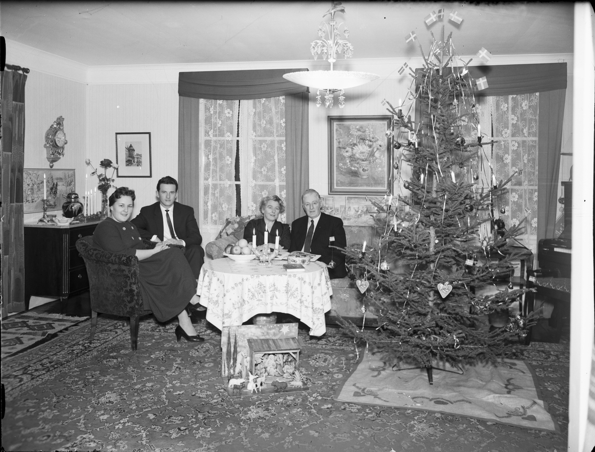 Julfirande hos konditor Petrus Nilsson med familj, Östhammar, Uppland