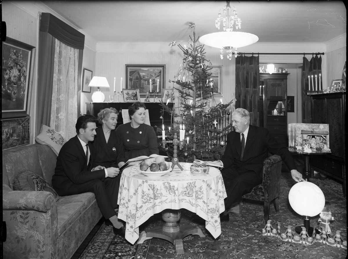 Julfirande hos konditor Petrus Nilsson med familj, Östhammar, Uppland