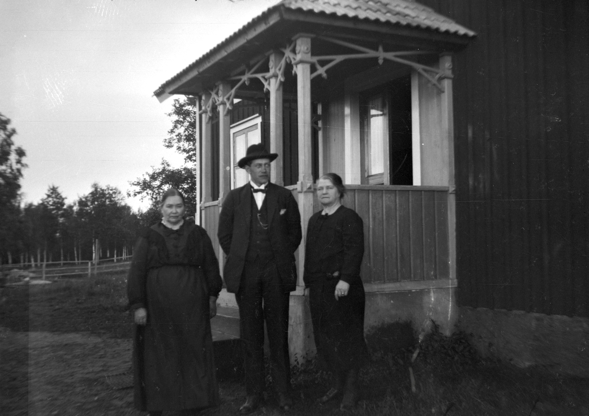 Familj vid bostadshus