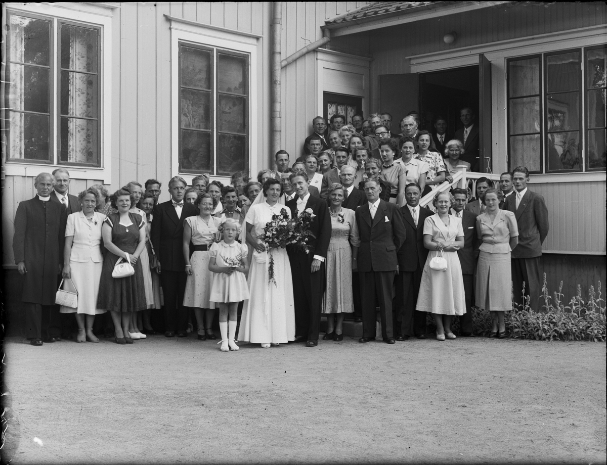 Brudparet Signhild och Rune Backström med brudnäbb Agneta Enoksson och bröllopsgäster, Östhammar, Uppland 1952