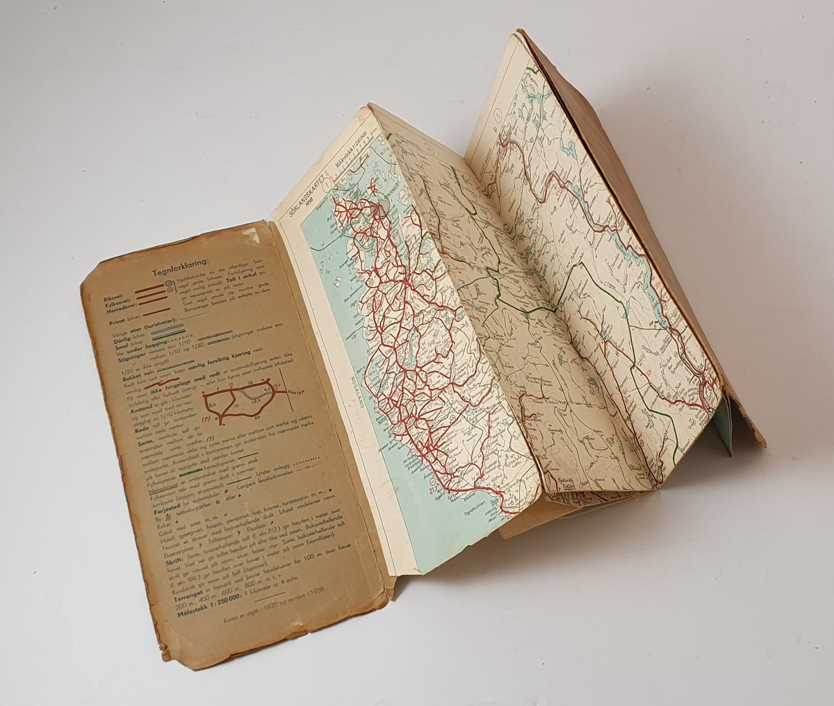 "Sørlandskartet", bilkart for sørligste del av Sør-Norge. Kartet ble utgitt av Norges Automobil-Forbund i 1935, men denne reviderte versjonen er fra 1958.