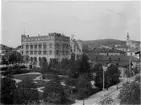 Bankens hus uppfört 1898, ritat av arkitekten Gustaf Sällström. Handelsbanken har sina lokaler där och har drivit bank i staden sedan 1870.