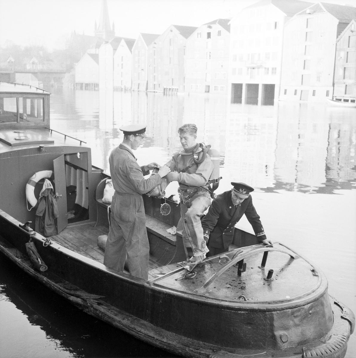 Froskemann Bjarthe Strønen fra Trondheim Froskemannservice leter etter druknet gutt i Nidelva