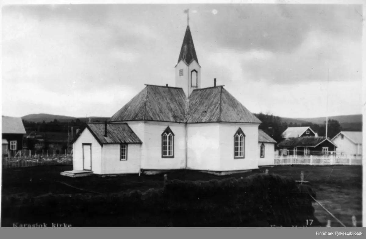 Et prospektkort av Karasjok kirke. 