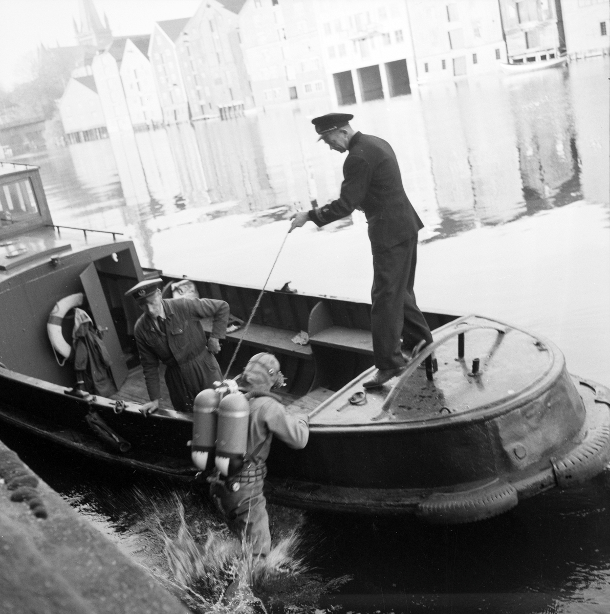 Froskemann Bjarthe Strønen fra Trondheim Froskemannservice leter etter druknet gutt i Nidelva