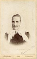 Portrettbilde av en eldre kvinne med hvit skaut. Sille fra Ø