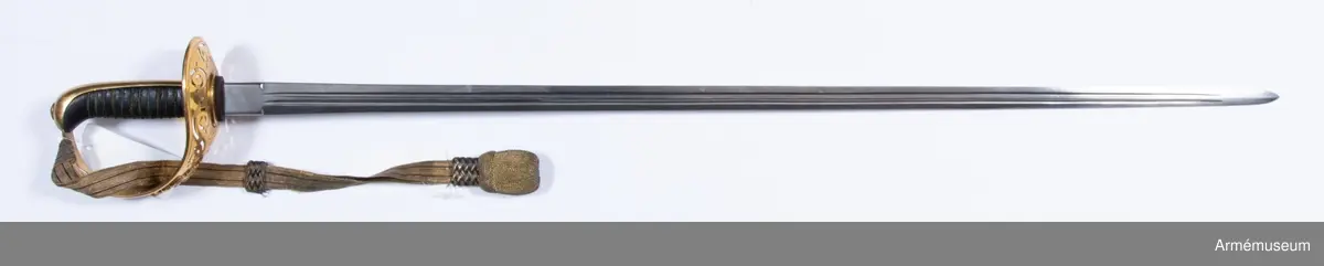 Grupp D II.
Variant. Sabeln överensstämmer med modellexemplaret av m/1893.?
På klingans insida finns en kronstäpel, G L. E Svalling  Eskilstuna.