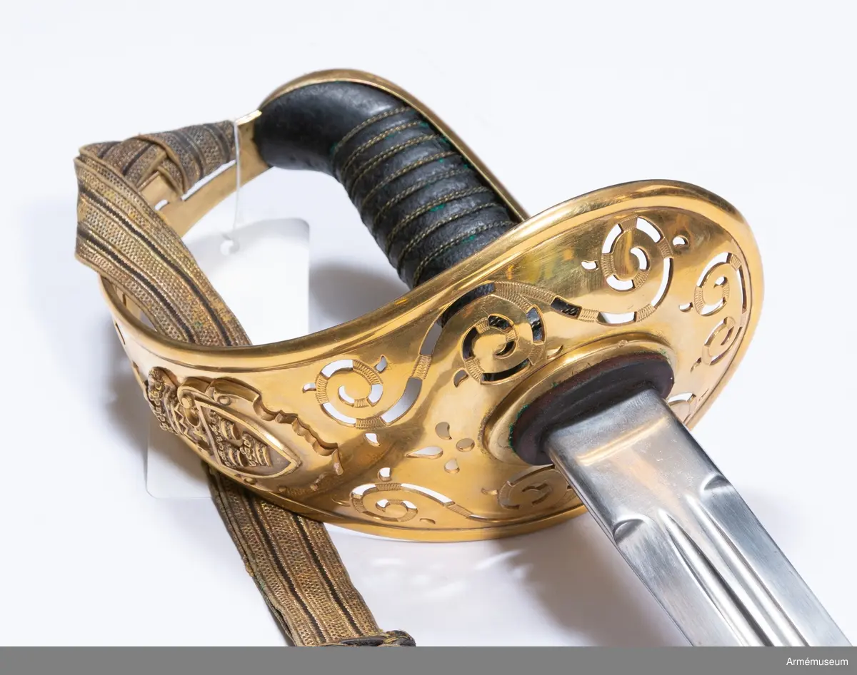Grupp D II.
Variant. Sabeln överensstämmer med modellexemplaret av m/1893.?
På klingans insida finns en kronstäpel, G L. E Svalling  Eskilstuna.