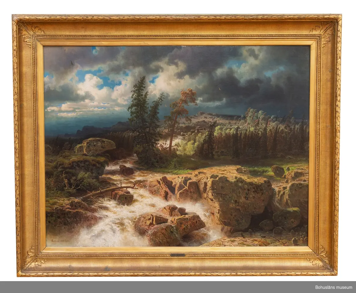 Simon Marcus Larson. Född i Sverige 1825, död 1864.
Svenskt vattenfall, 1856.
147,5 x 195,5. Olja på duk.

MONTERING/RAMNING
Tuskaftvävd, grov linneduk spikad runt spännram med raka hörn. Spännramen är förstärkt med två vertikala och en horisontell tvärslå. Två lagningar med linnelappar på dukens baksida.
Dekorerad förgylld hålkälsformad träram.
Ramens hörn är förstärkta med triangulära, fastskruvade trästycken. Senare förstärkning av ramens övre del med bräda fastsatt med fyra järnband.

UPPGIFTER PÅ BAKSIDAN
På spännramen stämplade sifferuppgifter: "3701", "6129". Två fastklistrade papperslappar med maskinskriven text: "13862".
"Lars (?) 31 - 80" antecknat med vit krita.
På ramen sifferanteckningar: "470" med svart stämpel , "148" med vit krita, "No 470" , "19 1/2 x 12 3/2"
Gul etikett med texten "Gävle till Uddevalla".
Siffran "97" skrivet stort med blågrön krita.
Vidhängande vävburen pappersetikett med tryckt text "Uddevalla " samt handskrivet "N:r 1".

Övrig historik se JJ01.