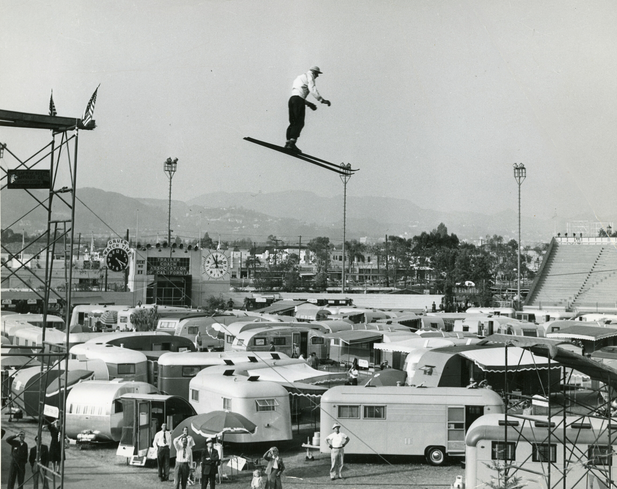 Anders Haugen på showhopping i Los Angeles, USA, 1947.  Då var han 59 år gamal.