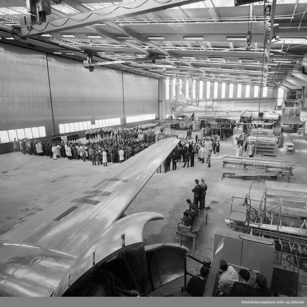 Fra åpningen av den nye verksted- og hangarbygningen på Oslo Lufthavn Fornebu. Mars 1961.