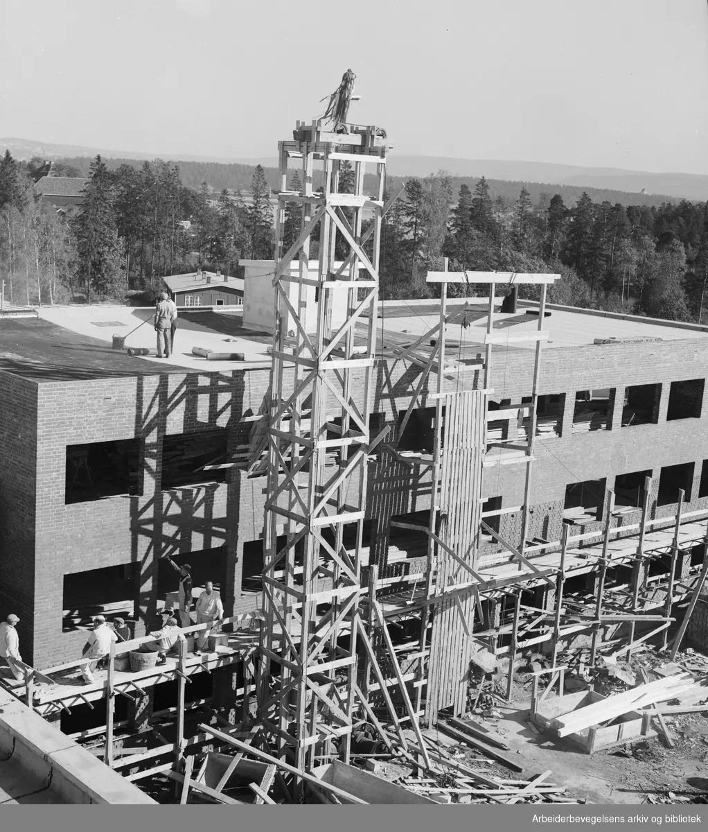 Utbygging av terminal og tårn på Oslo Lufthavn Fornebu. April 1953.