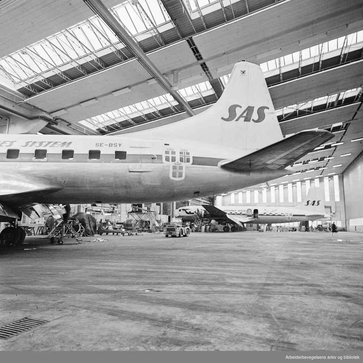 SAS overtar ny verksted- og hangarbygning (byggetrinn 2) på Oslo Lufthavn Fornebu. Oktober 1960.