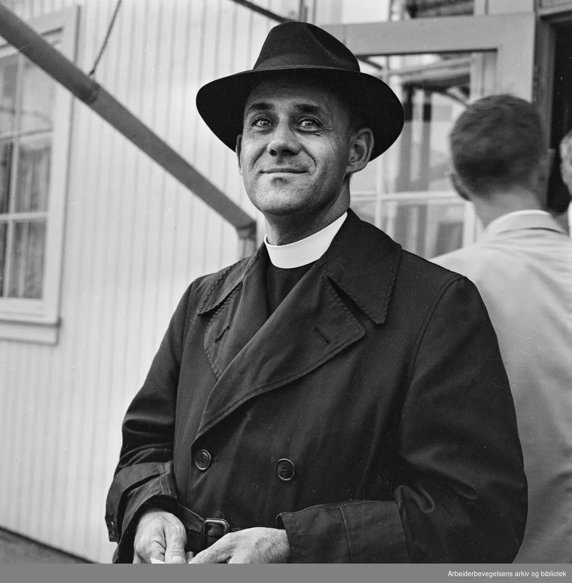 Formiddag på Oslo Lufthavn, Fornebu. Pater Theodore Cilwick fra Charleston, South Carolina. Juli 1961.