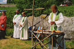 Åtte bilde frå gudsteneste på Gårahaugen i 1997