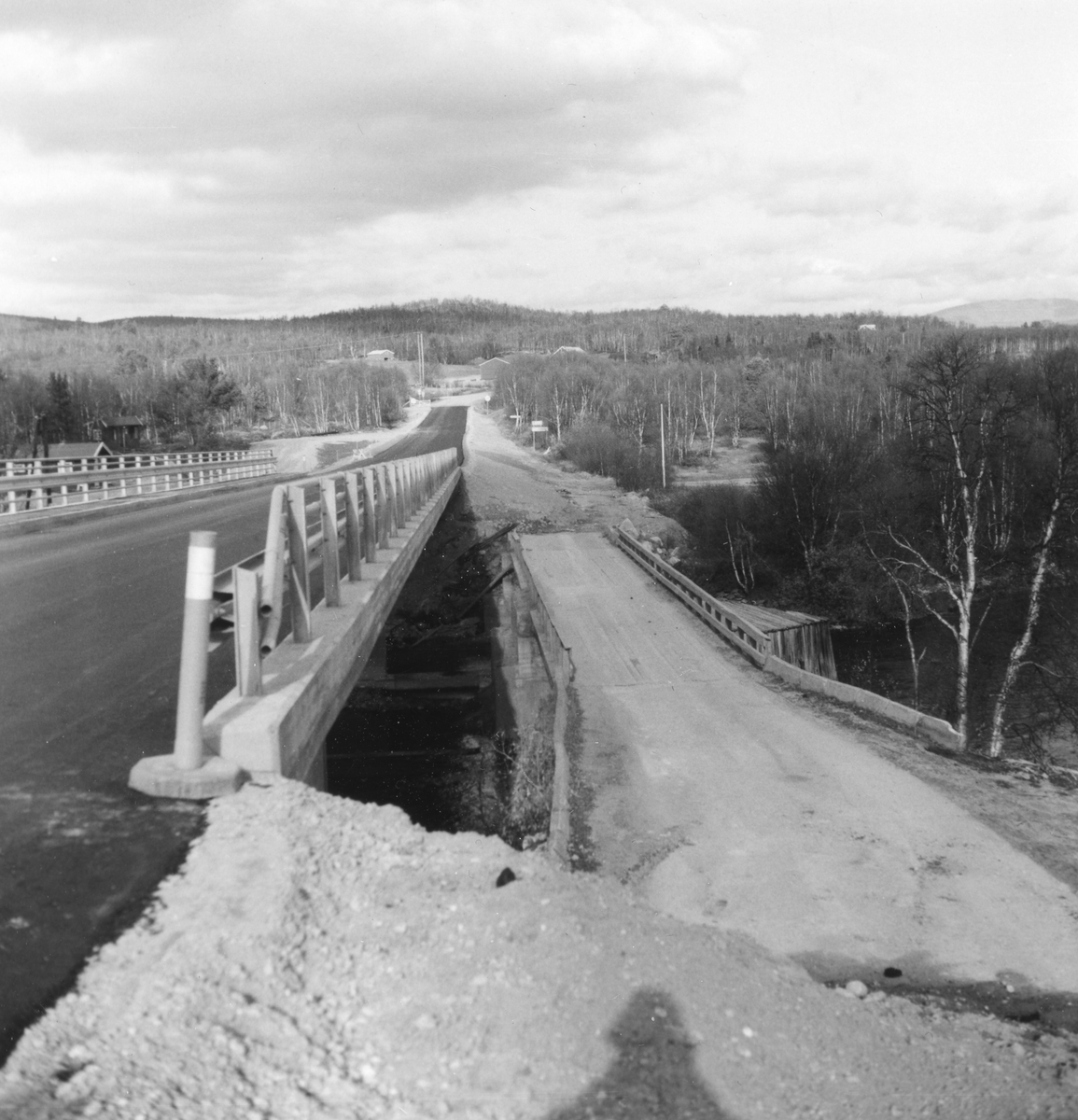 Ny bru over Glomma ved Orvos, samt omlagt kryss til Viontervolleveien fra riksvei 30, 1984