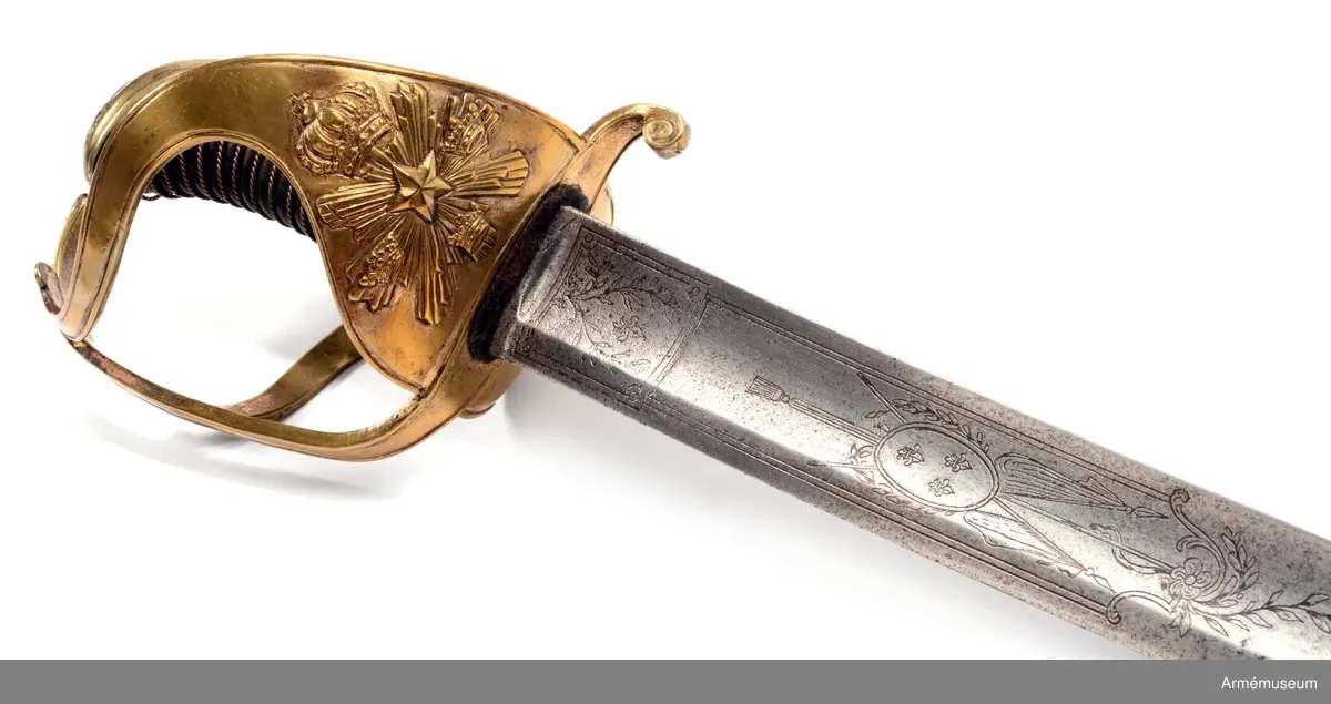 Sabel med förgyllt fäste, klinga med dekor i form av franska liljor.