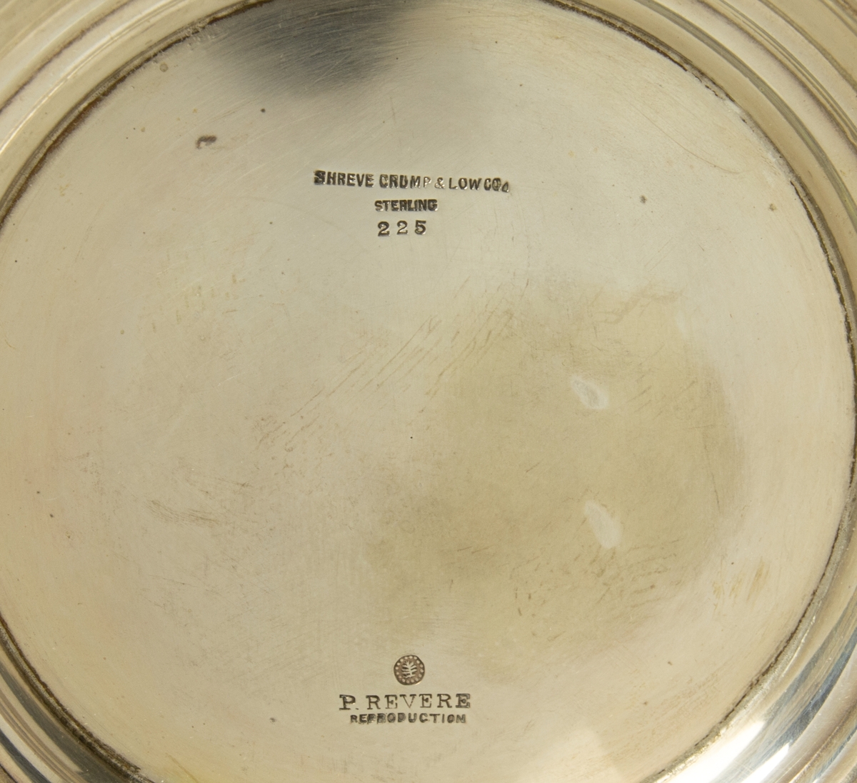Bål av silver.  På bålens utsida står det ingraverat: "Presented by the members of the Boston chamber of commerce to Lieutenant Erik H Nelson a.s. USA pilot world air cruiser New Orleans UA army world flight on the arrival at Boston the first landing in the United States, spetember 6. 1924".