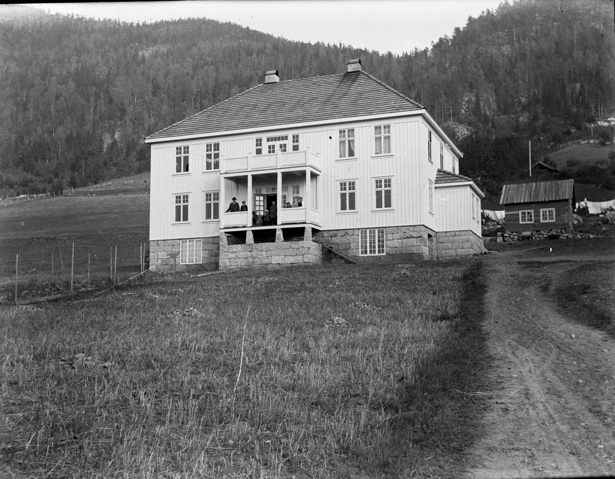 Fotosamling etter Kjetil Skomdal (1881-1971). Fotografen virket i perioden 1910 til 1960 og hadde eget mørkerom hvor han også tok imot film fra andre fotografer. I perioden var han også postbud i Fyresdal. Motiv med våningshuset, Uppistoga Kiland.