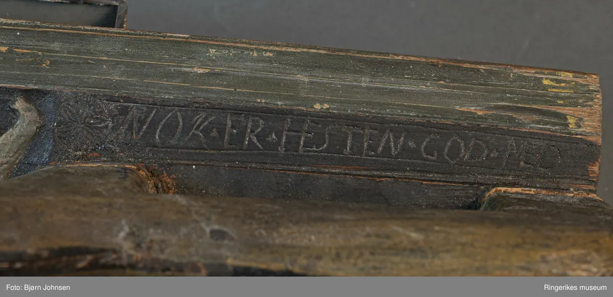 Laget av massivt tre med innfelt hest. Krok av jern i enden, antageligvis sekundær. Rester av lær festet med 3 spiker i enden, antagelig gammelt oppheng. Håndtaket er formet som en hest med man, hvite øyne, ører, og mule. Panneluggen er pent utskåret. Ett øre er ødelagt. Hesten har hale. Man og hale er malt svarte, og det går en svart strek langs ryggen til hesten fra man til hale. Denne er også svart. Halen er kort. Det er en sprekk mellom hesten og mangletreet. Rundt hesten er det innrisset skrift, og to små rosetter i karveskurd, diameter 1.5 cm. Relieff av hund foran hestens forbein. Hunden er malt i grågrønn farge. 

Det er 7 rosetter skåret ut på mangletreet. Hver rosett har sitt spesifikke mønster. Rosett 1,2,3,5,6 har blomstermønster. 4 og 7 har virvler. Annenhver rosett er malt med grågrønn, og annenhver med brun farge. Feltet rundt rosettene er malt svart, med noe utydelig dekor, og tallene 1808 mellom hver rosett fra 3. til 7. På motsatt side er bokstavene JSSS skåret inn. Mangletreet har et grønt felt utenfor det svarte, dette er skåret til en pen profil. Mangletreet bærer i det hele tatt preg av høy kvalitet på håndverket.