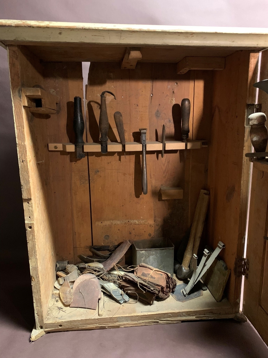 Cellskåp med skomakeriutrustning.
I skåpet finns ett klotter med svastikan och "Heil Hitler! Leve Musselini och Franko", vilket kan tidsdatera den till 1940-talet. 

Det har skrivits en uppsats om att det på Falufängelset under 2:a världskriget satt många dömda tyska spioner där. 
Den är skriven av Gunnar Lindberg 1992: Kronohäktet i Falun åren 1939-1945: bland småtjuvar och storspioner på fängelset i Falun.