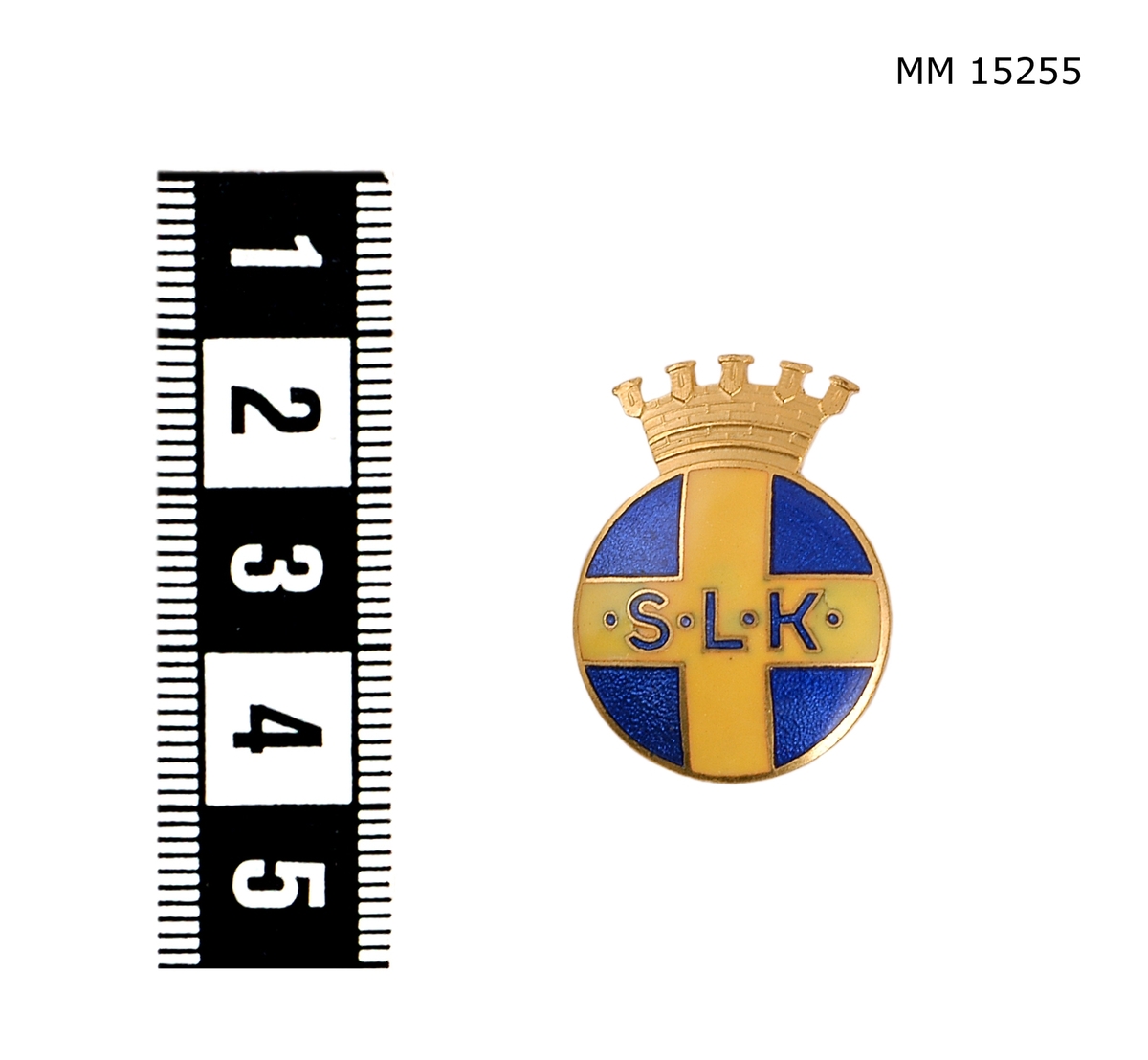 Lottabrosch, förgylld, rund och täcks av ett gult kors på blått fält. På det vågräta gula bandet står " S L K ".

Märkt frånsidan: Sporrong & Co Stockholm.