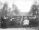 Folksamling i Botaniska trädgården, Uppsala