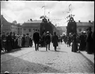 Nybron smyckat med pyloner i samband med Linnéjubileet, Uppsala 1907
