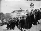 Herrar i hög hatt på Universitetshusets trappa, Uppsala