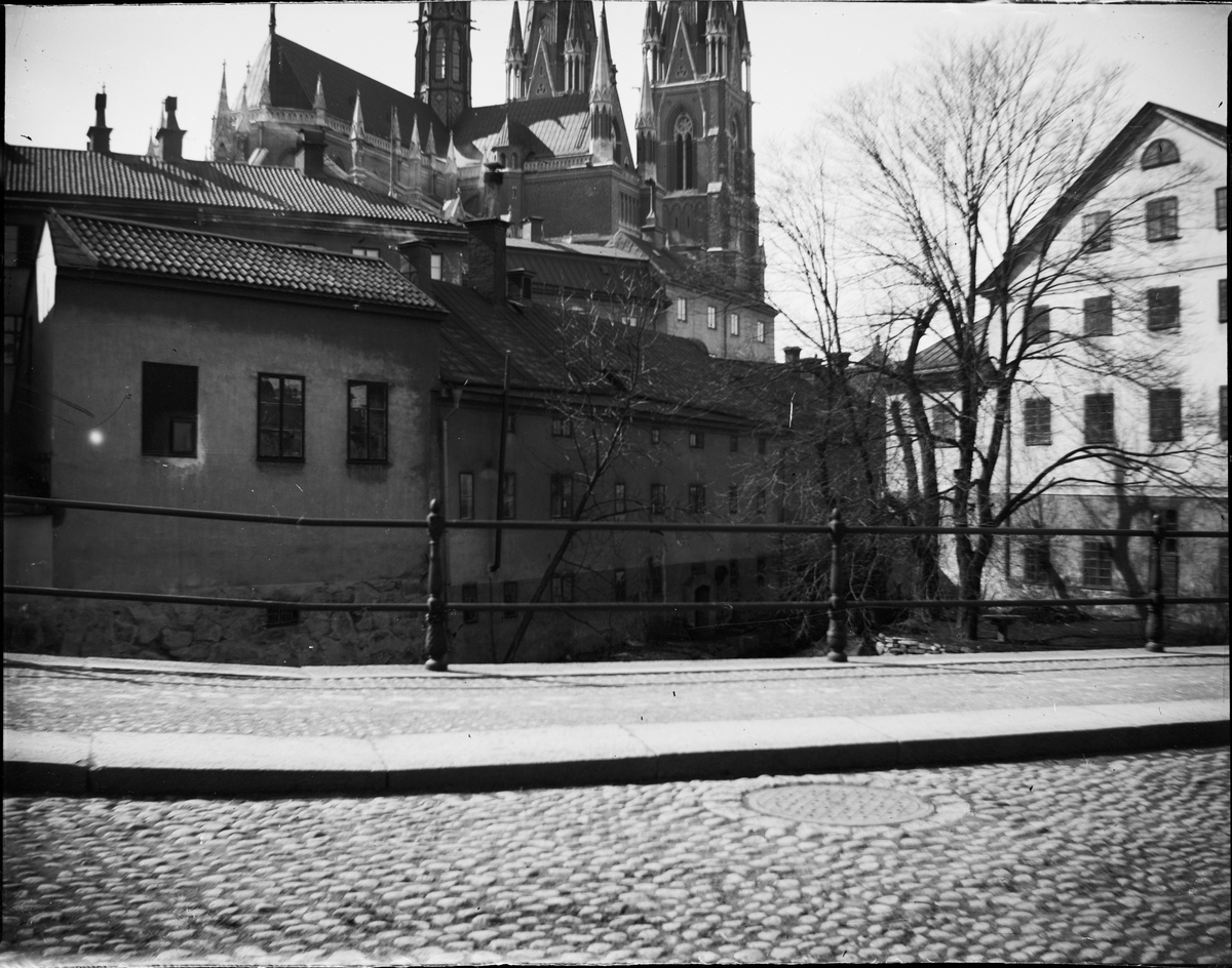 Uppsala domkyrka och Akademikvarnens gård från Östra Ågatan, Uppsala efter 1893