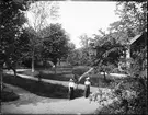 Två kvinnor i parken, Sätra brunn, Sala