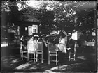 Samling runt dukat bord i trädgård, Sätra brunn, Sala