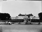 Kvinna vid Drottningholms slott, Stockholm 1905