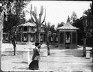 Kvinna vid Kina slott, Drottningholm, Stockholm, 1905