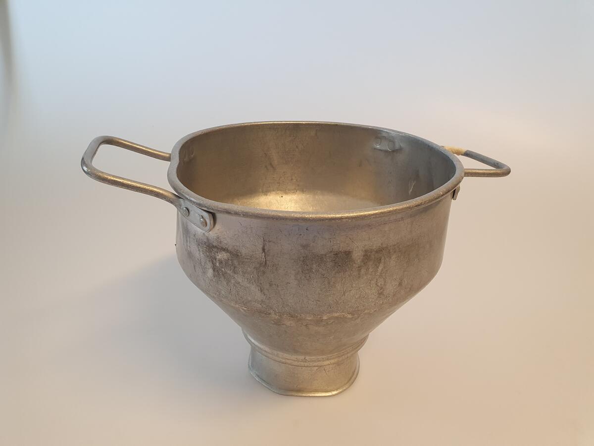 Sil, silnät saknas. Konformad av aluminium. Med två handtag på varsin sida.