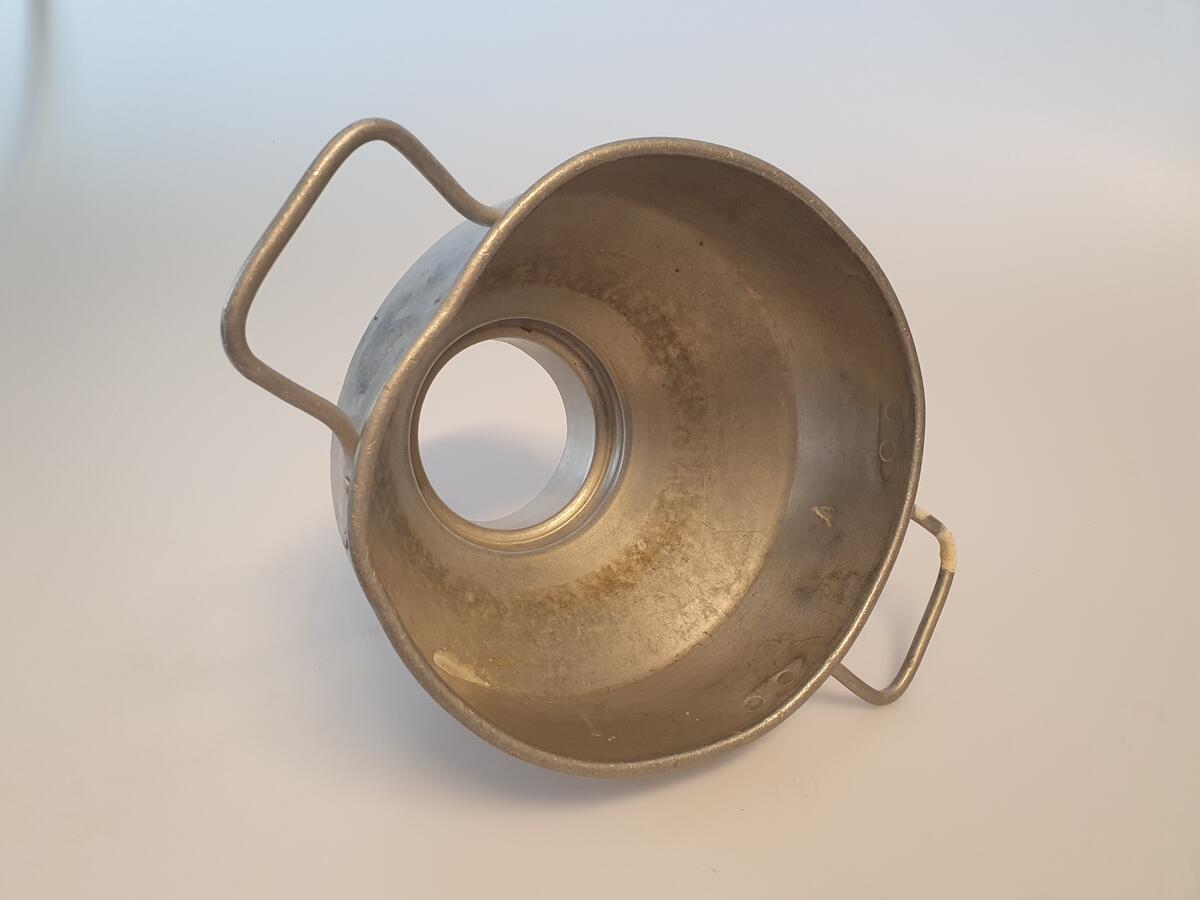 Sil, silnät saknas. Konformad av aluminium. Med två handtag på varsin sida.