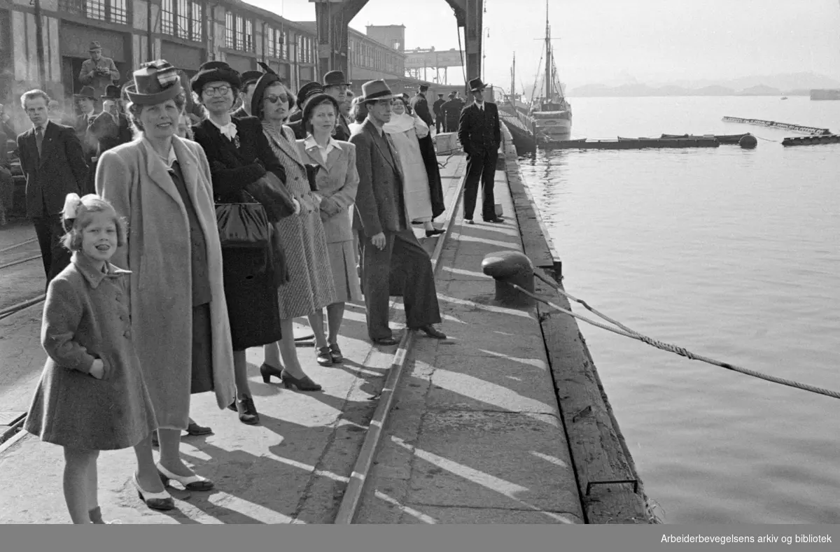 Den norske spaniakomiteen arrrangerer ferieopphold for 40 spanske flyktningbarn på Hasselbakken ved Mjøsa. Ankomst til Oslo havn med M/S Brabant 6. mai 1947.