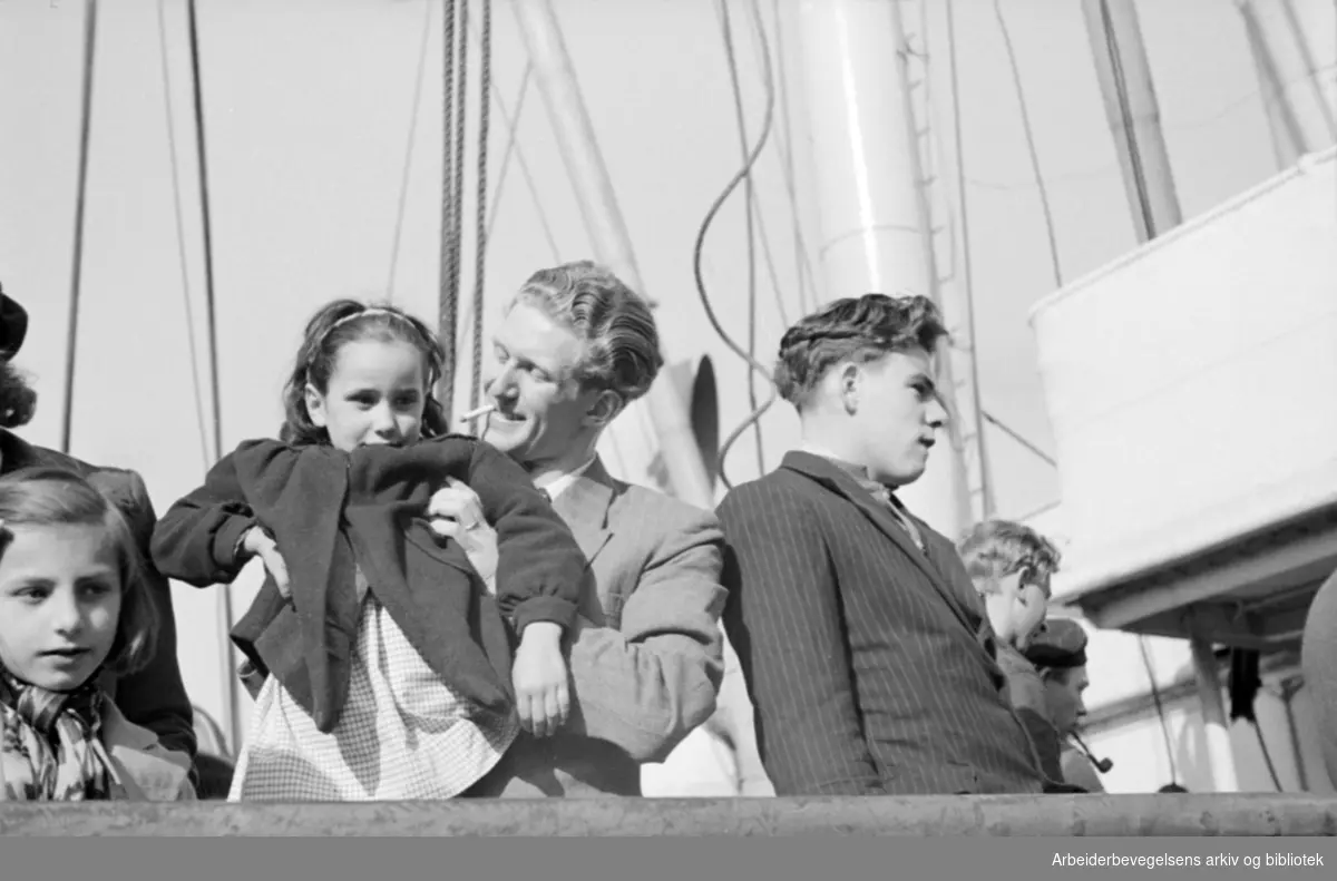 Den norske spaniakomiteen arrrangerer ferieopphold for 40 spanske flyktningbarn på Hasselbakken ved Mjøsa. Ankomst til Oslo havn med M/S Brabant 6. mai 1947.