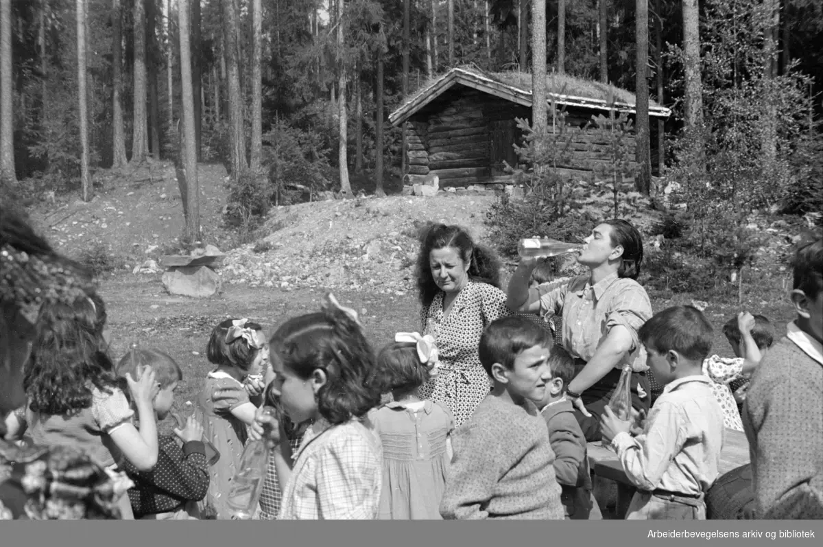 Den norske spaniakomiteen arrrangerer ferieopphold for 40 spanske flyktningbarn på Hasselbakken ved Mjøsa. Mai 1947.