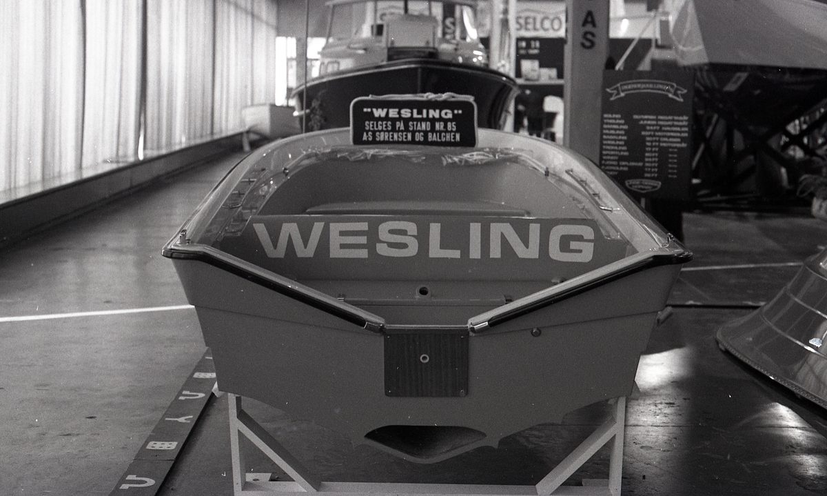 Sansyneligvis fra utstillingen "Sjøen for alle" på Sjølystsenteret (Norges Varemesse), Drammensveien 154, Oslo. Wesling/Vesling Open. Trolig prototypen.