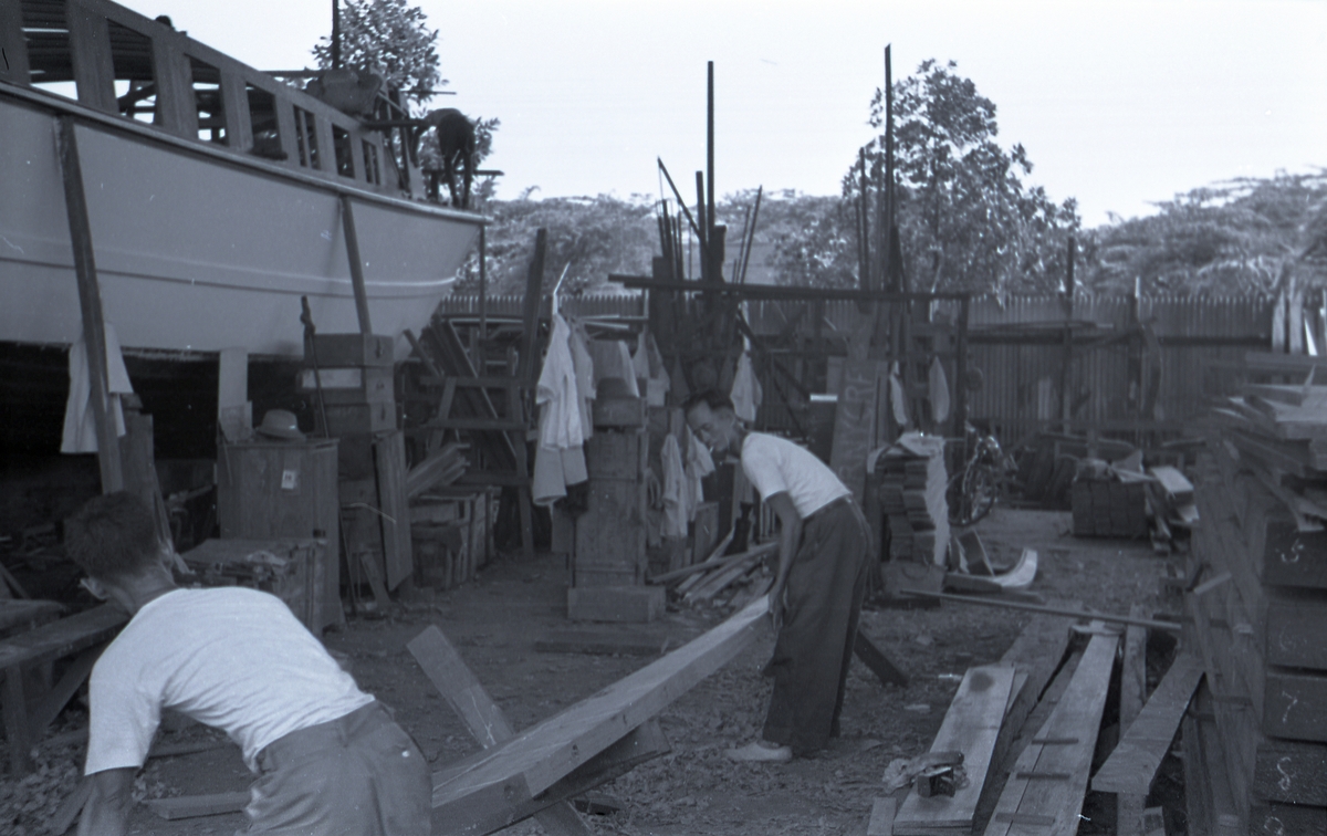 To menn som bygger en båt