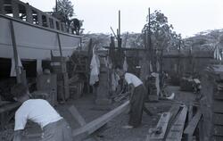 To menn som bygger en båt