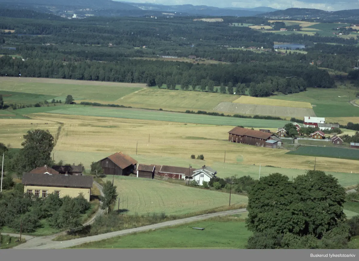 Øvre Stadum, Gomnesveien,Stadumveien.  Gården Hafnor i bakgrunnen. Røyse 1961