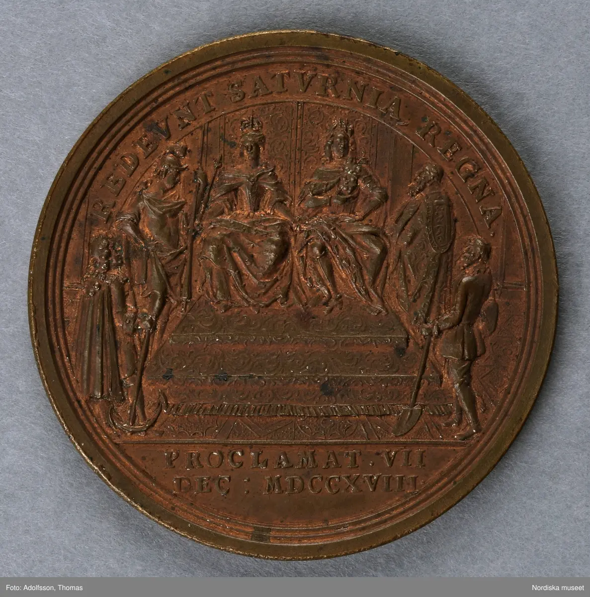 Huvudliggaren:
"3 minnespenningar. I koppar. Öfver drottning Ulrika Eleonora d.y.
a) Jfr Hildebrand, del II sid 7, nr 4
b) Jfr Hildebrand, del II, sid 9, nr 6a
c) Jfr Hildebrand, del II, sid 10, nr 8"